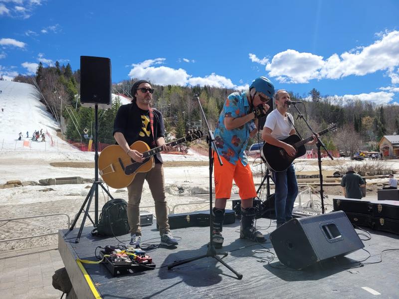 Sommet Saint-Sauveur - Du ski de printemps avec la famille et les amis Sommet Saint-Sauveur - Du ski de printemps avec la famille et les amis