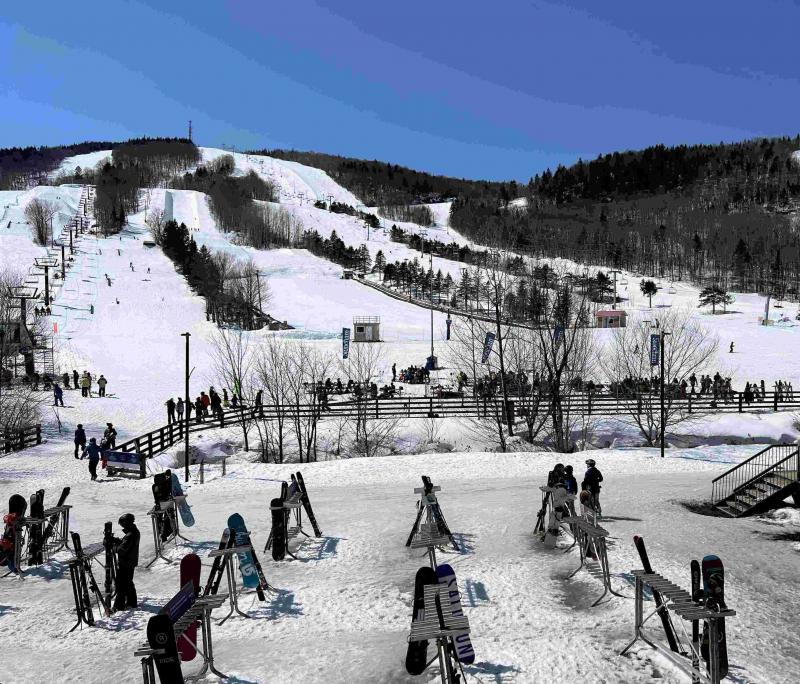 Station Stoneham - Neige lourdes et soleil plus radieux en PM Station Stoneham - Neige lourdes et soleil plus radieux en PM